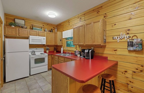 Logan Cabin | Minutes to Caves - 2 KINGS. Hot Tub. Games. Firepit. Close to Everything