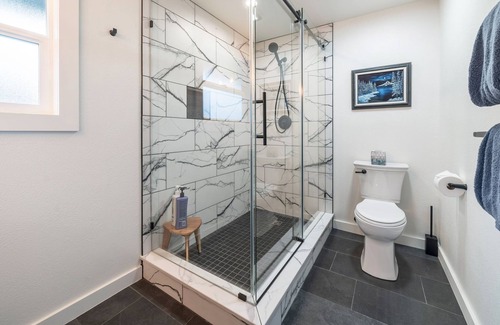 Sagewood House | Minutes to Mt. Bachelor & Lakes. Bonus sleep nook. Private fenced yard.