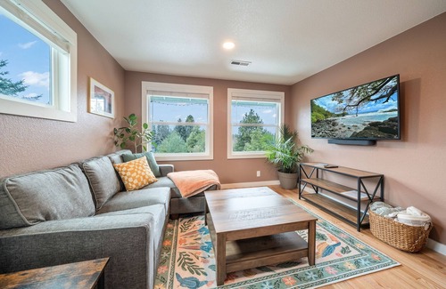 Sagewood House | Minutes to Mt. Bachelor & Lakes. Bonus sleep nook. Private fenced yard.