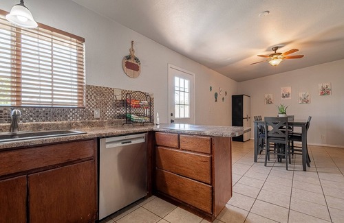 Yuma House | Minutes to river, downtown, shops, & restaurants. BBQ, Firepit, PetFriendly!