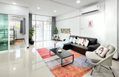 Ratchadaphisek Villa | MIQ HK611 Huai Khwang 4BR Jodd fair