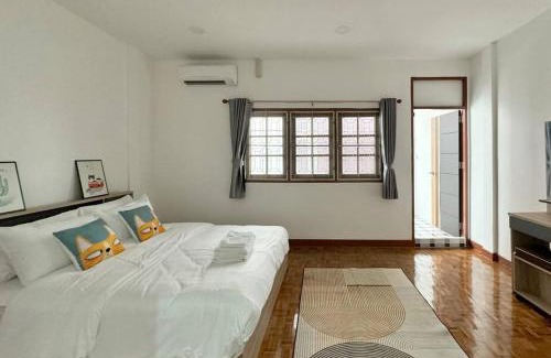 Ratchadaphisek Villa | MIQ HK611 Huai Khwang 4BR Jodd fair