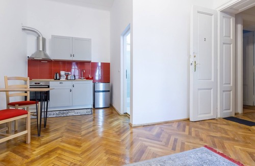 Brasov City Centre Apartment | Mira Studio: Tranquil Haven in Brasov's Core