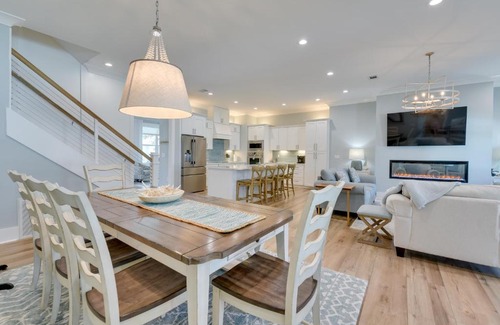 Avalon Beach Estates House | Miramar Beach Getaway with Pool Access and Fireplace!