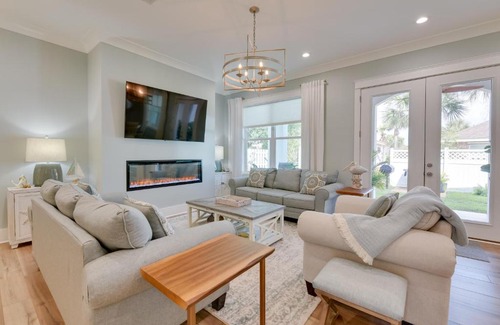 Avalon Beach Estates House | Miramar Beach Getaway with Pool Access and Fireplace!