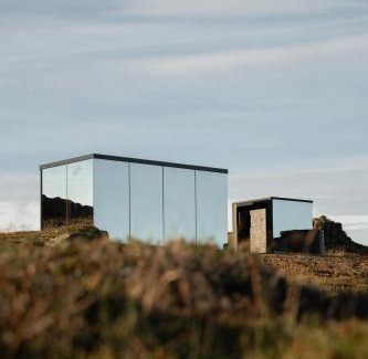 Budardalur House | Mirror Suite