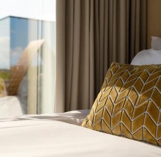 Budardalur House | Mirror Suite