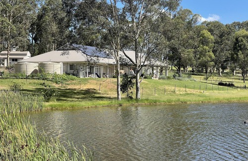 Pokolbin House | Mistletoe Lakehouse - stunning 5–6 bedroom residence set on 7 tranquil acres,