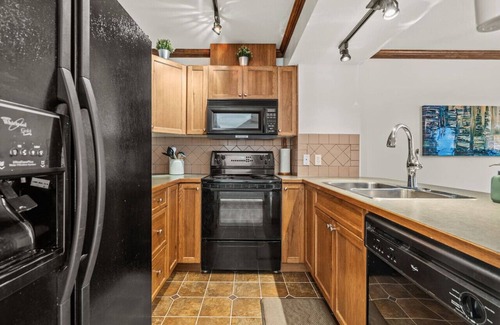 East Kootenay House | Misty Mountain Retreat | Pool/Hot Tub | Fireplace