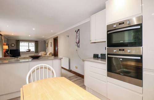 Crawley Down Apartment | MISWELLS COTTAGES - LAKE VIEW, family friendly in Turners Hill