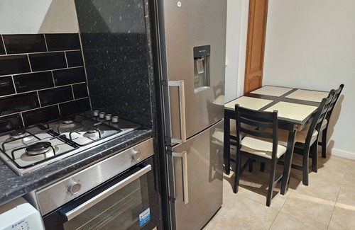Wandle Valley Apartment | Mitcham Junction - 2 Bed Apartment - Sleeps 6