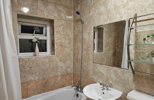 Wandle Valley Apartment | Mitcham Junction - 2 Bed Apartment - Sleeps 6