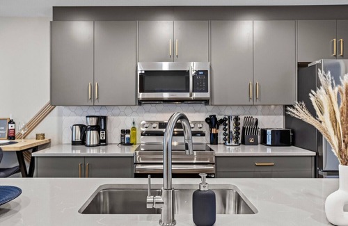 Harvie Heights Apartment | Mnt Peak Views | Steps to Banff Gate | Hot Tub