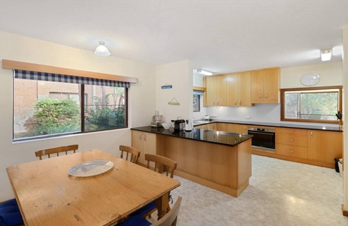 Avoca Beach Apartment | Moana 3 - Flat Walk to Beach, Shops, and Cafes