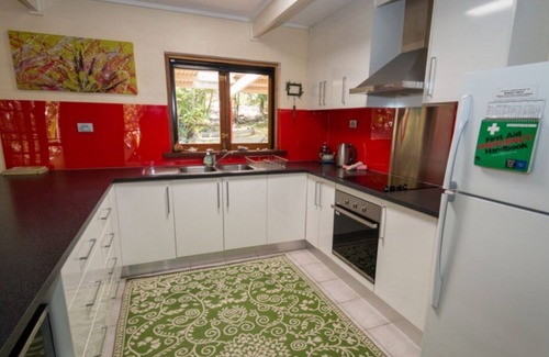 Horseshoe Bay House | Moana Cottage, stroll to Horseshoe Bay beachfront