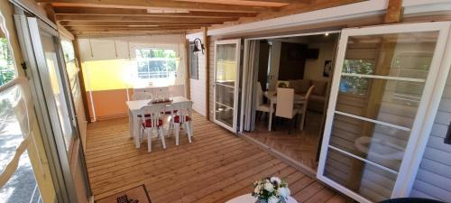 Hourtin Ski Chalet | Mobile home avec terrasse et piscine.
