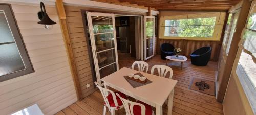 Hourtin Ski Chalet | Mobile home avec terrasse et piscine.