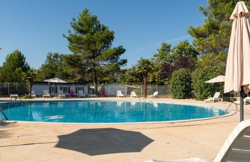 La Roque-d'Antheron House | Mobile Home 'La Roque 139' with shared swimming pool, private terrace and air conditioning
