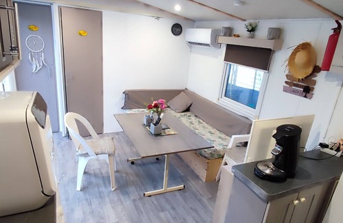 Meounes-les-Montrieux House | Mobile home in a rural setting