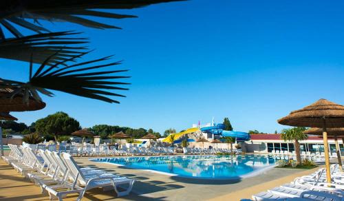 Les Mathes House | MobilHome climatisé 3 chambres 2 salles de bain, camping 4 étoiles, Les Charmettes