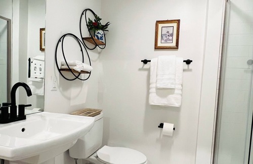 Biloxi Hotel | Mockingbird Inn- Azalea Suite