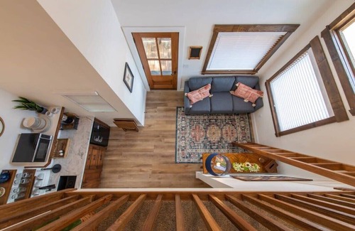 Elm Mott RV Rental | Mockingbird Treehouse (15 MIN to Magnolia/Baylor)