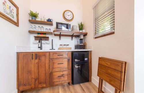 Elm Mott RV Rental | Mockingbird Treehouse (15 MIN to Magnolia/Baylor)