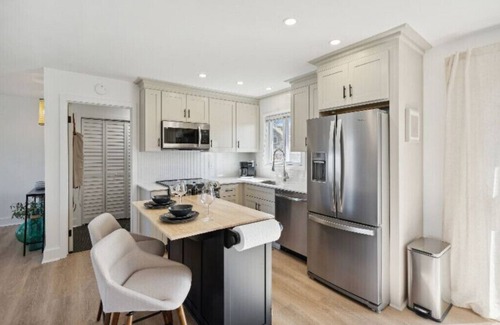 Commerce Township House | Modern Lakefront Luxury - Entire 3 bed, 1.5 bath ranch near hospitals