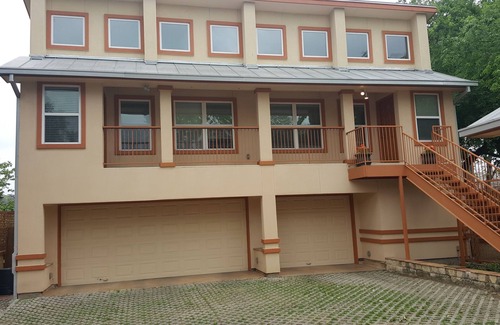 Tobin Hill Apartment | Moderen Spacious private apartment