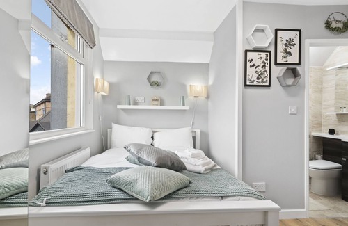 Dalgarno Apartment | Modern 1 Bed Studio Flat in Kensal Green for up to 2 people