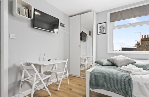 Dalgarno Apartment | Modern 1 Bed Studio Flat in Kensal Green for up to 2 people