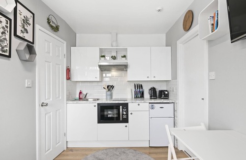 Dalgarno Apartment | Modern 1 Bed Studio Flat in Kensal Green for up to 2 people