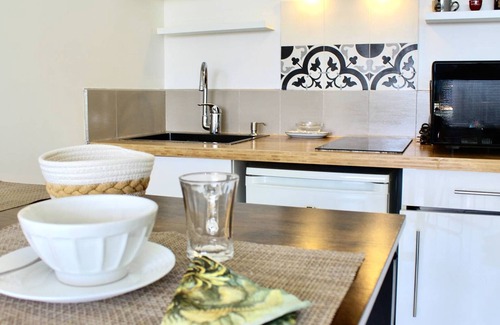 Villeneuve Loubet Beach Apartment | Modern 1-bedroom apartment, ground floor, AC, terrace, sleeps 4, near shops