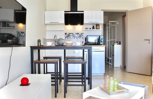 Villeneuve Loubet Beach Apartment | Modern 1-bedroom apartment, ground floor, AC, terrace, sleeps 4, near shops