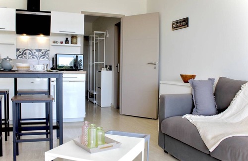 Villeneuve Loubet Beach Apartment | Modern 1-bedroom apartment, ground floor, AC, terrace, sleeps 4, near shops
