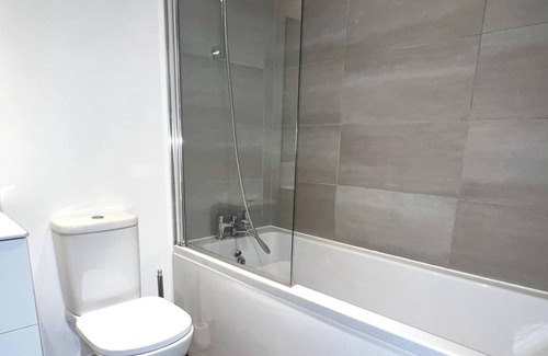 Bordesley Apartment | Modern 1 Bedroom Apartment with Parking