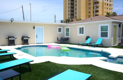 Ortona North Condo | Modern 1 bedroom w/2 beds sleeps 5 beach access!