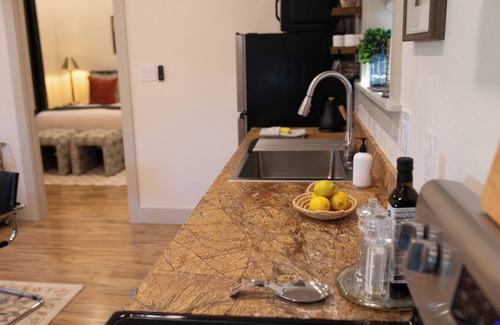 Central Point House | Modern 1 BR Guest House in Central Point, OR. Your ideal Southern Oregon stopover! Features AC, full kitchen, W/D, and dedicated workspace. Quick and convenient access to I-5 and local attractions.