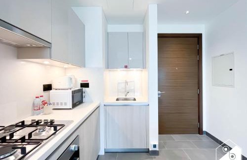 Nad Al Sheba Apartment | Modern 1B Luxury , Scenic City Balcony, Pool & Gym