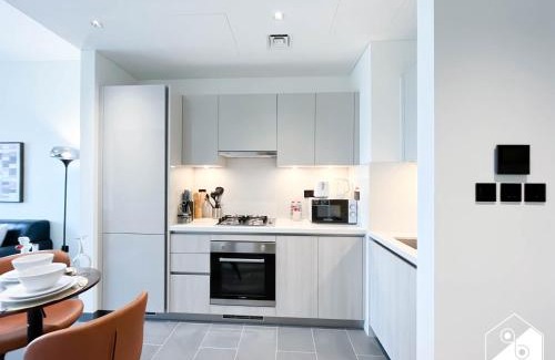 Nad Al Sheba Apartment | Modern 1B Luxury , Scenic City Balcony, Pool & Gym