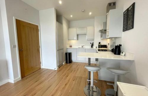 Potters Bar Apartment | Modern 1BR Above Train to Kings Cross