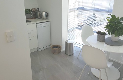 Woolston Apartment | Modern 1BR Apartment near Sumner Beach