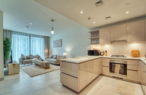 Downtown Dubai Apartment | Modern 1BR Retreat Creek Vistas