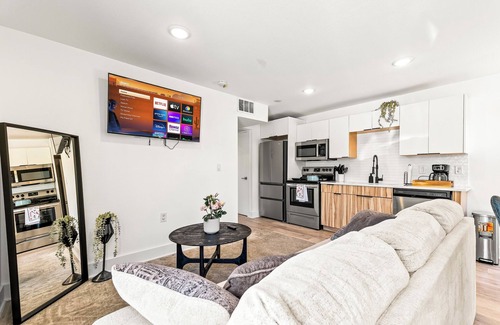 Old East Dallas Apartment | Modern 1BR Retreat, Near Downtown Dallas + Parking