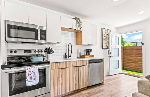 Old East Dallas Apartment | Modern 1BR Retreat, Near Downtown Dallas + Parking