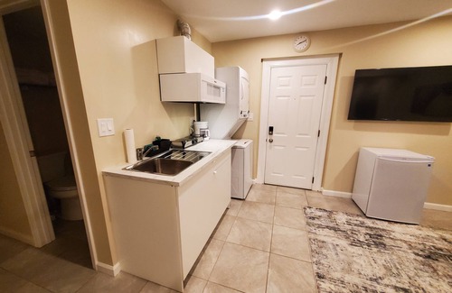 Franconia House | Modern 1BR Studio in Safe Alexandria Neighborhood , Near Metro & Dining.