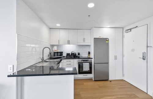 Takapuna Apartment | Modern 1BR w Pool/Gym Steps to Beach: Zodiak Stays