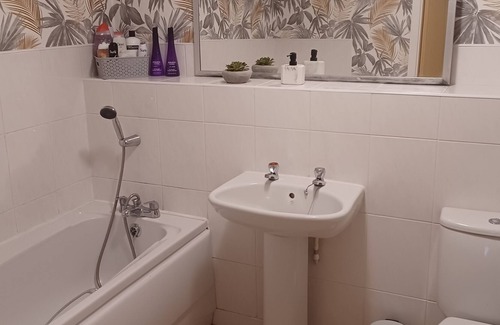 Heaton Apartment | Modern 2 bed flat near Newcastle City Centre with private parking