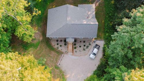 Rockbridge House | Modern 2 BD cabin with hot tub & Games & Central Loc