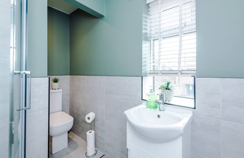 Broadheath House | Modern 2 Bedroom House Near Manchester Airport with Free Parking by Eason Stays